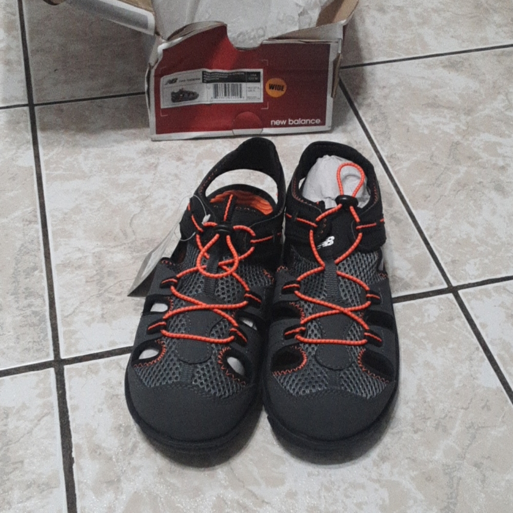 NIB boys New Balance Adirondack sandal